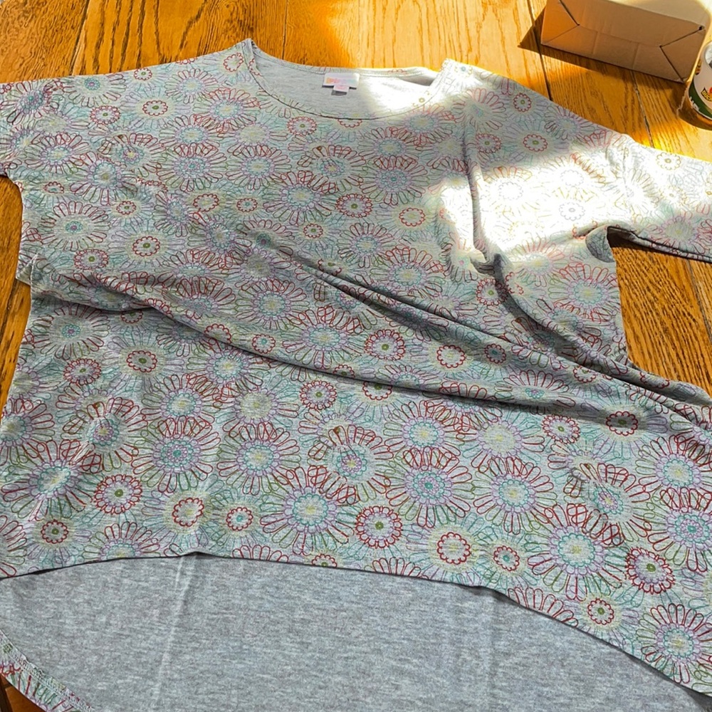 LulaRoe Irma tunic top. Gray with daisy print. Size Small.